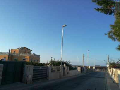 ...che permette l�ingresso a strada della Marina, il lungomare della localit�